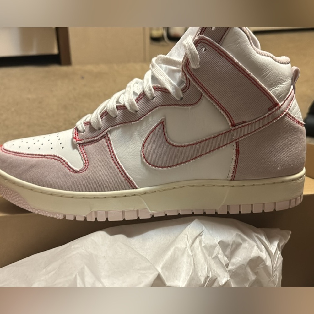 Nike dunks. Brand new in box never worn